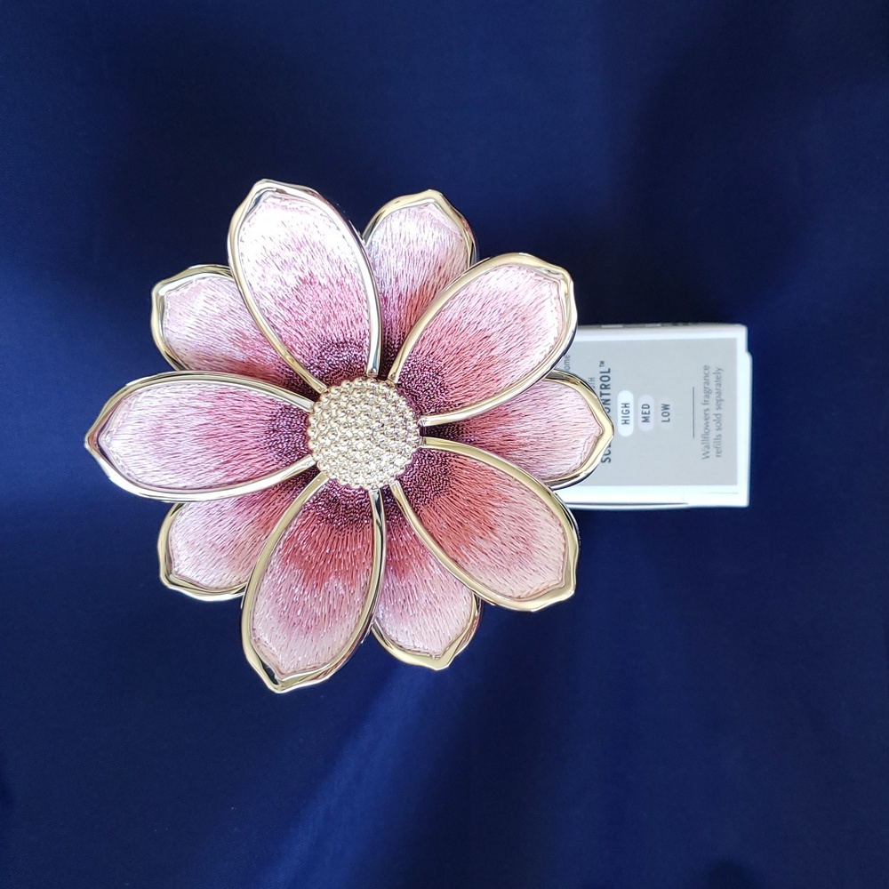 Bath & Body Works - Embroidery Flower Scent ControlWallflowers Fragrance Plug-In